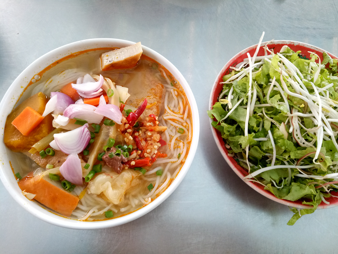 Bún chả cá Tô bún chả cá với đặc trưng nhiều ớt và hành tím ngâm hấp dẫn thực khách ngay từ cách trình bày. Để có tô bún với nước dùng ngọt thanh, đầu bếp chọn mua loại cá tươi ngon nhất và qua nhiều khâu chế biến. Rau sống ăn kèm khiến bạn đỡ ngán và cay. Giá mỗi tô bún là 15.000-20.000 đồng.