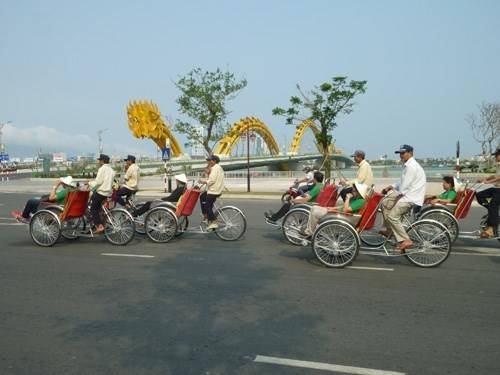 Tình yêu và niềm tự hào đó nằm trong huyết quản từng người dân thành phố từ những người dân buôn gánh bán bưng cho đến tài xế taxi, xích lô, người bán báo, từ những người già...(Ảnh: Internet)