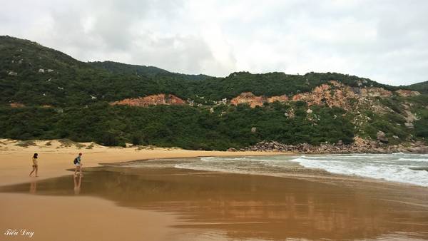 10. Bãi Môn – Phú Yên: Bãi Môn mang một nét đẹp hoang sơ với bãi biển cát mịn phẳng lặng, trải dài thoải dần rồi chìm trong làn nước trong xanh màu ngọc bích. Thú vị hơn, phía Tây bãi tắm còn có một con suối nước ngọt, chảy ngang qua bãi tắm rồi đổ nước ra biển, dòng nước ngọt nơi đây rất trong và mát, tạo nên phong cảnh kỳ thú hấp dẫn hơn. Ảnh: Tiểu Duy