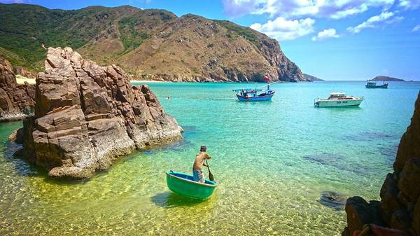 12. Bãi Kỳ Co – Quy Nhơn: Nằm cách thành phố Quy Nhơn gần 25 km, Kỳ Co thuộc xã đảo Nhơn Lý có vẻ đẹp hoang sơ và là địa điểm chưa được đưa vào khai thác du lịch. Màu nước, màu cát, màu trời giúp Kỳ Co đẹp như bức tranh thiên nhiên đầy màu sắc. Đây là một trong những bãi biển đẹp nhất ở Việt Nam. Ảnh: Lê Hồ Bắc