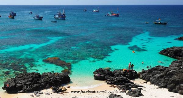 13. Bãi tắm đảo An Bình: Đảo Bé đảo Lý Sơn tuy diện tích rất nhỏ, nhưng lại có một bãi tắm đẹp tuyệt vời với làn cát trắng mịn, bao bọc bởi cánh cung vách đá cao, và những con sóng tung bọt trắng xóa ào ạt ngày đêm. Ảnh: Huỳnh Tuấn