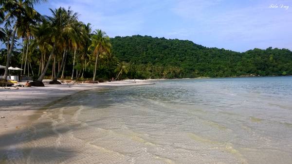 2. Bãi Sao – Phú Quốc: Được xem là bãi biển đẹp nhất Phú Quốc, cát biển ở Bãi Sao không mang màu vàng như biển Nha Trang, hay vàng đậm ngả sang nâu như biển Vũng Tàu, mà là màu trắng tinh và mịn như kem. Bãi Sao nằm gọn trong vòng tay trìu mến của hai dải núi thoai thoải mang đến không gian yên tĩnh và khí hậu trong lành cho du khách. Ảnh: Tiểu Duy