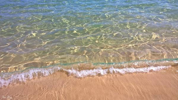 6. Bãi Tràm – Mũi Dinh: Mũi Dinh sẽ mê hoặc bạn ngay từ lần đầu tiên bởi làn nước trong vắt thấy đáy. Vì là một vịnh nhỏ nên bãi biển cong hình bán nguyệt, sóng biển rất êm đềm và trong vắt như thủy tinh. Đến đây thì không còn gì khác ngoài nằm ườn ra biển và tận hưởng những điều tuyệt vời nhất mà biển mũi Dinh đem lại. Cứ tắm cho đến khi trời tối hẳn thì lên cũng được. Ảnh: Tiểu Duy