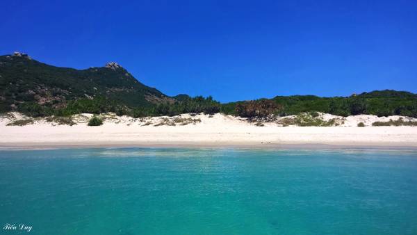 8. Bãi Sa Huỳnh – Bình Ba: để đến bãi này phải đi tàu ra khá xa so với những bãi biển khác vì nó nằm thuộc một đảo nhỏ khác. Bãi Sa Huỳnh là một bãi cát dài trắng muốt, nước trong xanh, nếu không định vị được không gian bạn sẽ tưởng mình như lạc vào một trong những bãi biển đẹp nhất hành tinh ở xứ trời Tây. Ảnh: Tiểu Duy