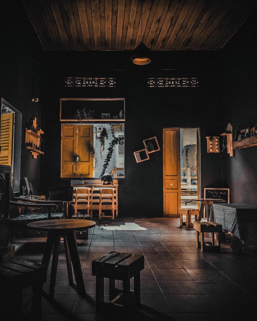 3-quan-cafe-phong-cach-hoai-co-o-da-nang-de-ban-tan-huong-khong-khi-thoi-ong-ba-anh-ivivu-6