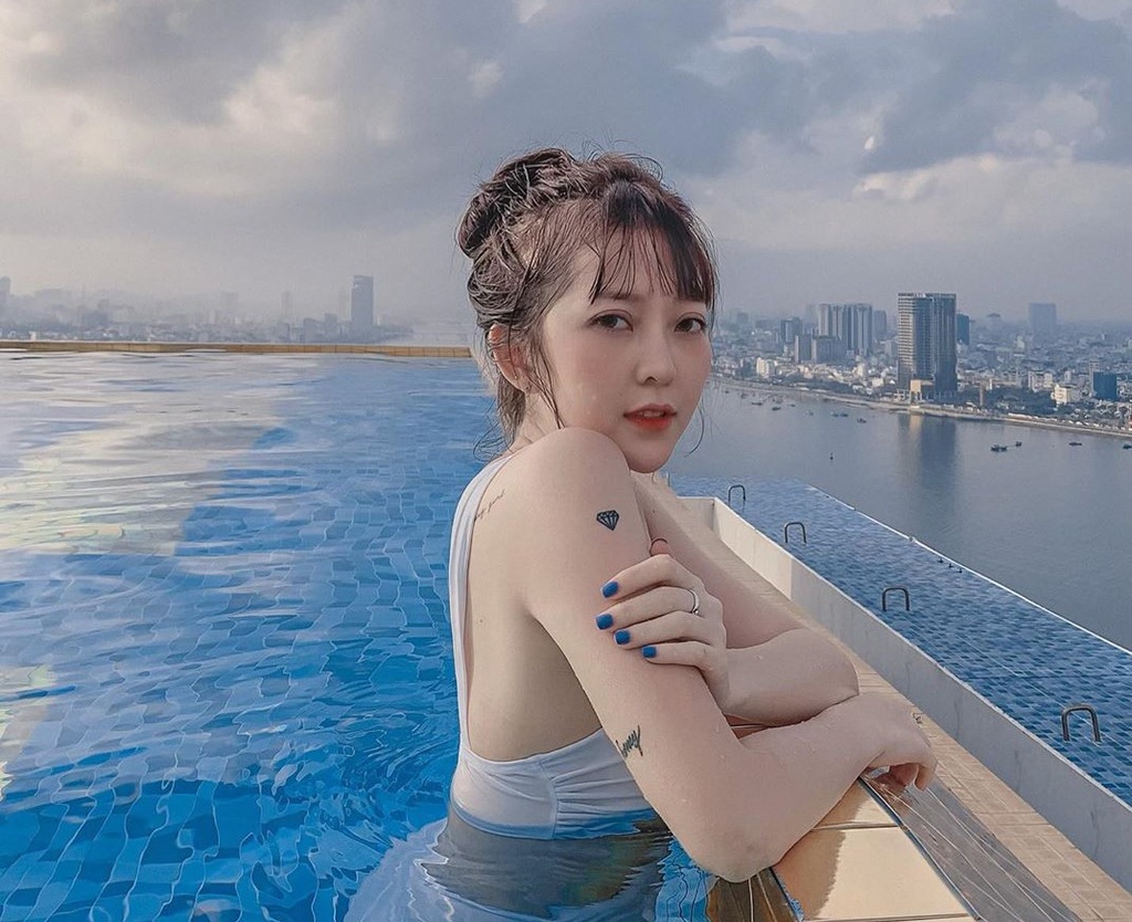 Đà Nẵng là điểm đến hấp dẫn các tín đồ mê du lịch nghỉ dưỡng. Nếu muốn thư giãn trong làn mát, ngắm thành phố biển từ trên cao, bạn có thể lựa chọn bể vô cực trên tầng thượng của khách sạn Golden Bay Đà Nẵng. Khách sạn này có không gian nghỉ dưỡng sang chảnh, hiện đại, được lòng giới trẻ. Ảnh: suachua_ne.