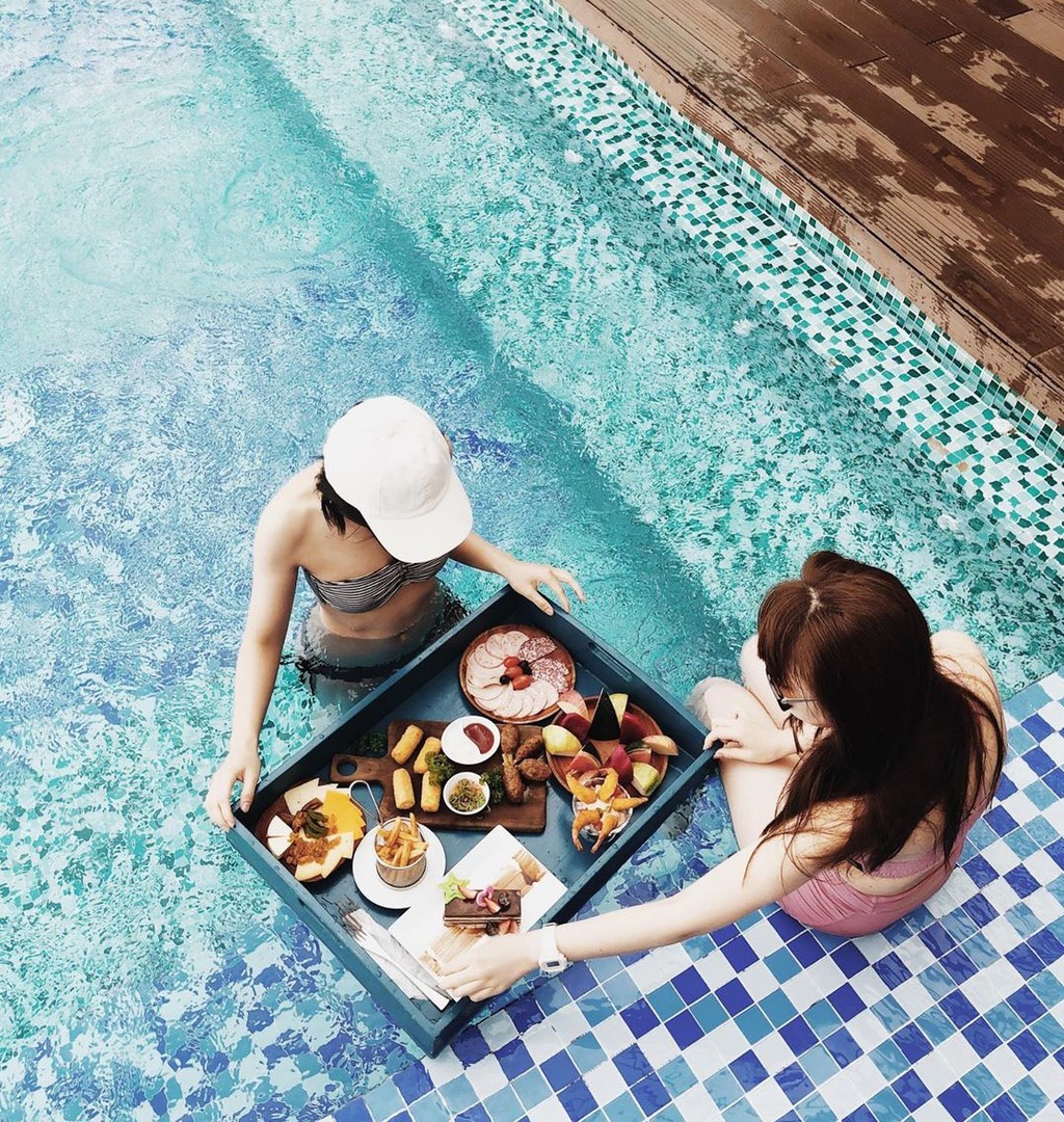 Du khách Mai Lan từng có thời gian nghỉ dưỡng tại đây chia sẻ: "Mình rất thích những bữa sáng dưới nước ở HAIAN Beach Hotel Spa. Các set đồ ăn được chuẩn bị chu đáo, trang trí đẹp mắt, là công cụ chụp hình xịn sò". Ảnh: ygygaiai.