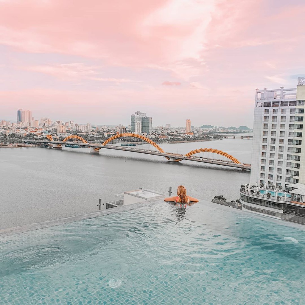 Thêm một khách sạn có bể vô cực nằm ngay trung tâm thành phố cho bạn lựa chọn là Val Soleil Hotel. Hồ bơi nằm trên tầng tượng của khách sạn, cho du khách không gian khoáng đạt, ngắm nhìn dòng sông Hàn yên bình chảy qua thành phố hiện đại. Ảnh: joelleboone.