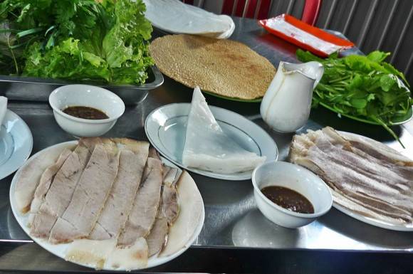 Bánh tráng cuốn thịt heo.