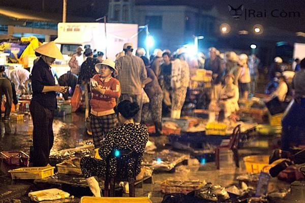 Chợ cá lúc sáng sớm ở Đà Nẵng.