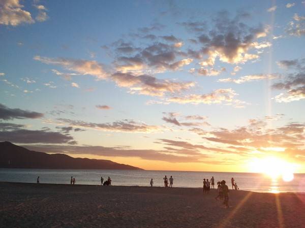 Tắm biển ngắm bình minh vào sáng sớm.