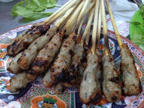 Nem lụi được nướng xém ngay khi khách gọi nên luôn nóng hổi. Ảnh: foody.vn