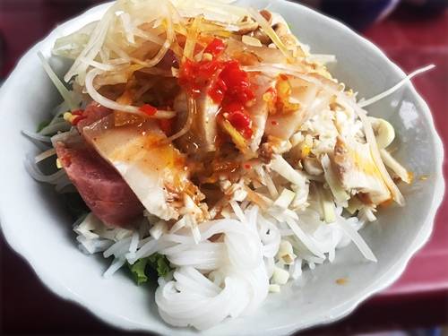 Bún mắm nêm dì Cúc Nằm trong hẻm nhỏ trên đường Hoàng Diệu, quán bún mắm nêm dì Cúc có thâm niên hơn chục năm, chỉ bán buổi sáng, từ 6h đã đông người mua, đến 9h là hết. Quán có bún mắm thịt quay, thịt luộc, chả và nem. Chủ quán xếp những đĩa thịt, chả, các hộp mắm và gia vị lên bàn, hai bên hông là thúng bún và rau, liên tay làm cho khách. Một phần bún mắm nêm thường có bún, rau sống, thịt heo quay và quan trọng nhất là chén mắm nêm được chưng cất theo bí quyết riêng. Khách du lịch chưa quen ăn mắm có thể cho chút ít, thêm ớt và tỏi cho đậm vị cay miền Trung. Giá một phần là 20.000 đồng, ngày rằm và mùng một âm lịch quán bán bún mắm chay giá 15.000 đồng, thường được gọi vui là “bún chờ” vì quá đông người mua. Ảnh: Justgola.