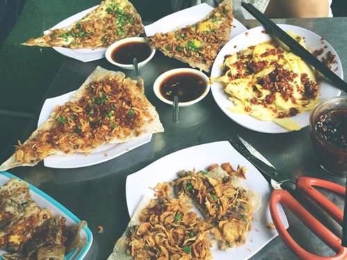 Bánh tráng kẹp dì Hoa Quán dì Hoa hơn chục năm bán các loại bánh tráng giòn và mềm, nhân trứng, bò khô, phô mai… giá từ 5.000 đồng; sau này có bán thêm các món trộn như xoài, cóc, mít. Đây là địa chỉ ăn vặt quen thuộc của người Đà Nẵng về sau nhiều du khách cũng tìm đến dù ở hẻm Núi Thành, quận Hải Châu. Quán mở cửa từ 2h30 chiều, khoảng 5-6h chiều là đông. Không gian nhỏ nên tạo cảm giác hơi chật chội khi đông khách. Chỗ gửi xe cũng nhỏ, nên có người sắp xếp xe cho khách để tránh quá tải. Ảnh: Kim Than