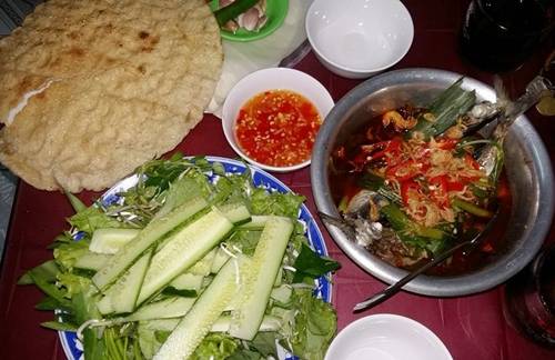 Cá nục hấp bà Xin Quán bán nhiều loại hải sản nhưng hầu như khách đến đều gọi món cá nục hấp đầu tiên. Cá tươi được hấp cùng sả, hành tím, muối… trong 15 phút để chín vừa tới, thịt cá không bị bở. Cá nục hấp ăn theo kiểu cuốn bánh tráng cùng rau sống, chấm nước mắm ớt. Một phần giá 50.000 đồng. Đường vào quán với du khách là hơi khó, vào trong hẻm Ông Ích Khiêm có ngã rẽ nhưng không treo biển chỉ dẫn nên bạn cần hỏi người dân. Không gian kê bàn ăn là khoảng sân nhỏ, quán bình dân nên chỉ chứa được lượng khách vừa phải. Ảnh: Nguyễn Lực.