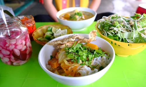 Tô bún sứa trên đường Cô Bắc chuyên bán sáng sớm tới khoảng 8h là hết hàng. Ảnh: Hương Chi.