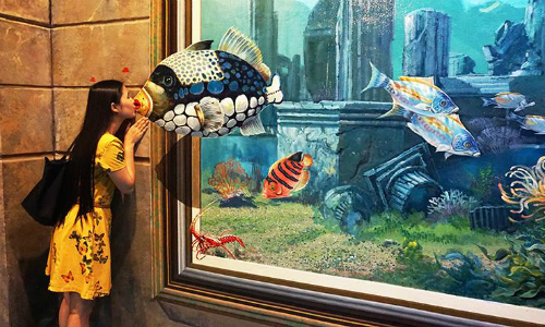 Du khách tạo dáng bên những bức tranh 3D sinh động. Ảnh: tourismdanang.