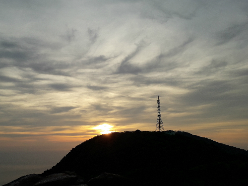 Bình minh Đà Nẵng nhìn từ đỉnh Bàn Cờ. Ảnh: Hương Chi.