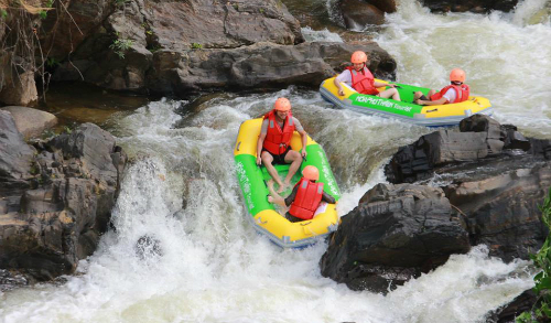 Du khách trượt thác ở Hòa Phú Thành. Ảnh: FB HPT Tourist.