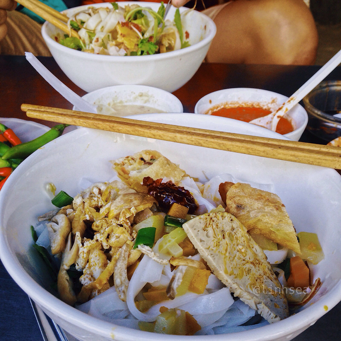 Nếu bạn đến Đà Nẵng đúng ngày mùng một âm lịch, sẽ rất khó để tìm một tô mì thịt, thay vào đó là mì Quảng chay với nguyên liệu chính từ đậu phụ, nấm và các loại củ.