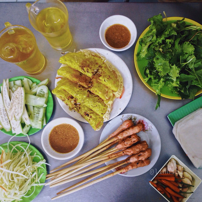 Bánh xèo nem lụi  Các quán bánh xèo ngon tập trung ở đường Hoàng Diệu, Trưng Nữ Vương, Châu Thị Vĩnh Tế, Đống Đa. Giá cả trung bình từ 20.000 đến 100.000 đồng một phần tùy số lượng bánh và nem.  Bánh xèo miền Trung thường nhỏ bằng cái đĩa nên có độ giòn và khi cuốn bánh tráng vừa vặn hơn. Gia vị ăn kèm là nước tương nóng, vị vừa phải để chấm bánh.