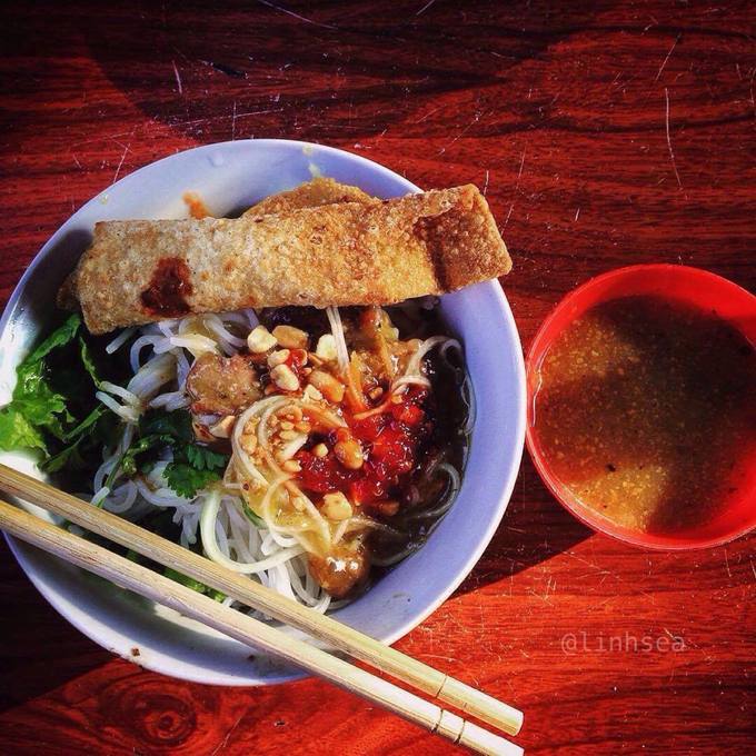 Bún mắm nêm  Đây là đặc sản bình dân rất dễ tìm ở Đà Nẵng. Thưởng thức bún mắm ở các gánh hàng, quán vỉa hè hay ở chợ sẽ cho cảm giác tròn vị nhất. Bạn có thể thử bún mắm nêm ở chợ Cồn hoặc chợ Hàn vào buổi chiều, giá từ 15.000 đến 30.000 đồng mỗi tô.  Một tô bún đầy đủ có thịt heo, tai heo, chả bò, nem, rau thơm, sợi đu đủ hay mít non bào mỏng, kèm một chén mắm nêm. Gia vị không thể thiếu của món Quảng là vị bùi của đậu phộng và miếng bánh giòn.