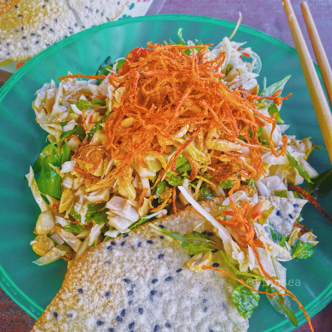 Mít trộn  Đây là một trong ba món ăn vặt được ưa chuộng nhất của giới trẻ Đà Nẵng. Các món này tập trung nhiều ở “làng ăn vặt” trên đường Bùi Thị Xuân, dưới chân cầu Trần Thị Lý.  Mít trộn là món khoái khẩu của nhiều người, nguyên liệu chính là mít non, da heo, bò khô, kèm với đậu phộng, trộn đều lên rồi bẻ miếng bánh tráng xúc lên ăn. Giá mỗi đĩa mít trộn khoảng 20.000 đồng.