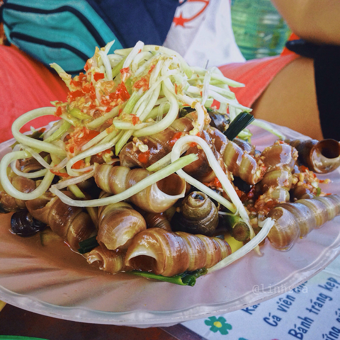 Ốc hút  Ốc hút ở Đà Nẵng thường được chế biến theo nhiều vị: từ xào dừa, xào xả ớt cho đến luộc đều thơm phức nóng hổi. Món này ăn kèm với sợi đu đủ chua cay theo đúng khẩu vị miền Trung. Giá mỗi phần từ 15.000 đến 30.000 đồng.