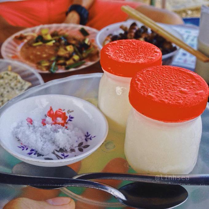 Sữa chua  Cuối cùng là món sữa chua muối. Chủ quán thường mang ra một khay khoảng 10 hũ sữa chua kèm đĩa muối trắng. Khách ăn hết bao nhiêu sẽ tính tiền bây nhiêu. Sữa chua ở đây mềm, không quá béo. Lúc đầu thực khác sẽ cảm nhận được vị mặn của muối sau là vị ngọt của sữa chua đọng lại nơi cổ họng. Giá 1.000 đồng một hũ.