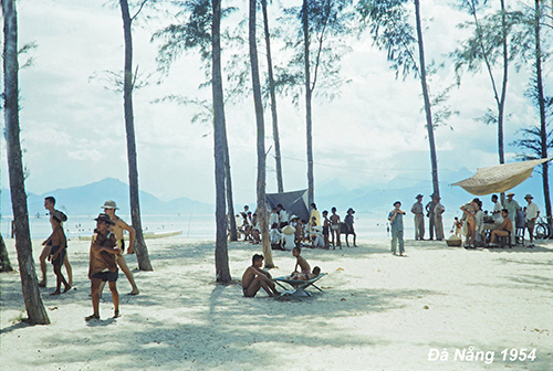 Năm 1950, Pháp trao trả Đà Nẵng cho chính phủ Quốc gia Việt Nam dưới thời Quốc trưởng Bảo Đại. Hiệp định Genève năm 1954 cũng ảnh hưởng không nhỏ đến diện mạo của thành phố trên nhiều phương diện. Từ tháng 10/1955, chính quyền Ngô Đình Diệm tiến hành phân chia lại địa giới hành chính. Lúc này, Đà Nẵng trực thuộc tỉnh Quảng Nam.  Ảnh: Ronald B. Frankum