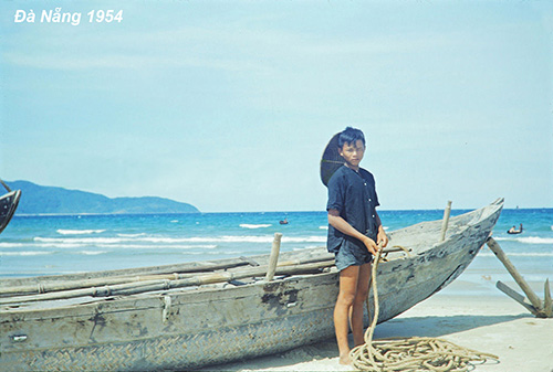 Đà Nẵng nằm trên dải đất miền Trung, hiện là một trong 5 thành phố trực thuộc Trung Ương. Theo sách Lịch sử thành phố Đà Nẵng năm 2001, thành phố có khoảng 50.000 dân vào những năm 1954 - 1955.