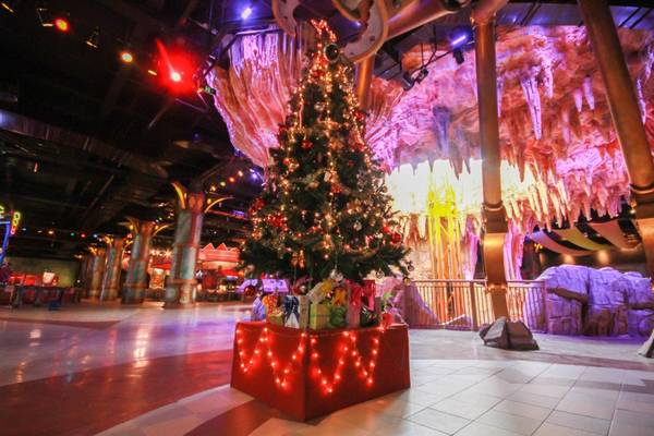 Từ toà tháp 5 tầng của khách sạn French Village, các nhà thiết kế đã tạo nên một cây thông vô cùng độc đáo.