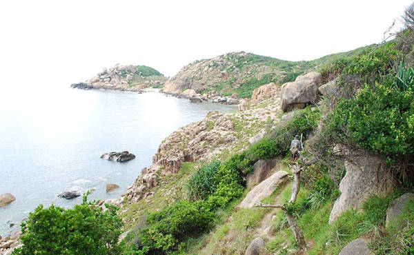 Con đường ven biển dẫn đến điểm Cực Đông. Ảnh: Cungphuot.