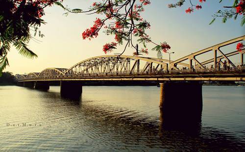 Cầu Tràng Tiền, Huế, các buổi tối thường có chợ đêm. Ảnh: Đạt Mura.