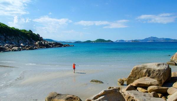 7. Bãi Nước Ngọt – Bình Hưng: Là một bãi biển với phía bên ngoài là biển và bên trong là một hang đá với nước ngọt. Biển ở đây được cho là đẹp nhất vùng Tứ Bình với nước trong vắt, cát trắng mịn bên những gồ đá có hình hài độc đáo, thậm chí bạn có thể thấy được những sinh vật bơi dưới dòng nước rất thú vị. Ảnh: ST