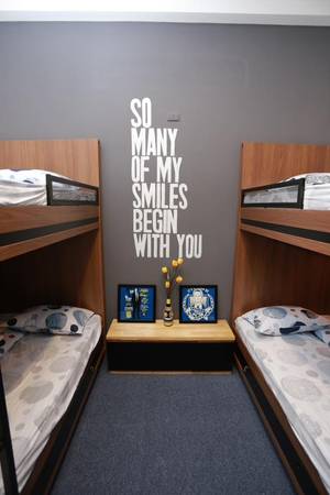 Những chiếc giường tại Barney's Danang Backpackers Hostel cũng rất độc đáo vì có ô tủ kéo ngay phía dưới giường mà không cần đến tủ sắt, tiết kiệm được khoảng không gian trong mỗi phòng.