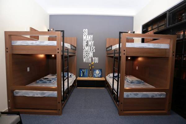 Hostel với thiết kế phòng gọn nhẹ nhưng tinh tế, có phòng 6 giường và phòng 4 giường, bao gồm 2 phòng tắm, 2 toilet với nội thất sang trọng.