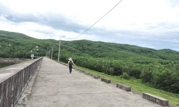 Bờ đập trải dài nơi thú vị để du khách dạo chơi ngắm cảnh - Ảnh: THANH LY