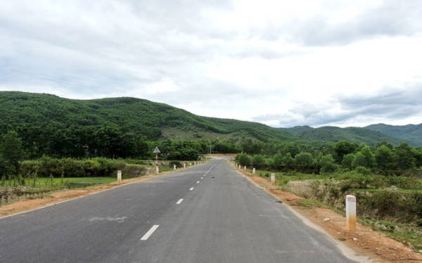 Lối về Đồng Nghệ với núi rừng xanh mát - Ảnh: THANH LY