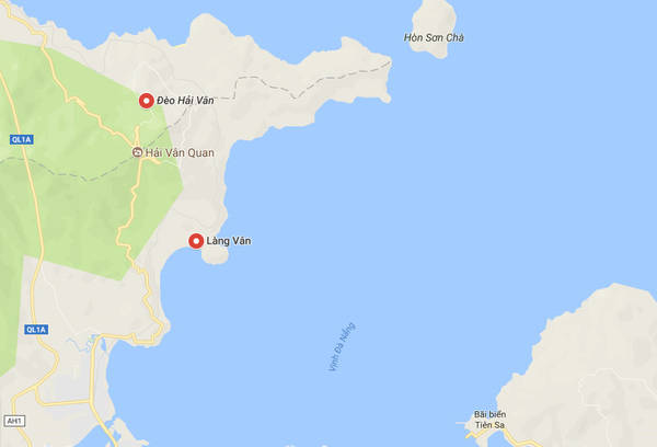 Làng Vân nằm ở ven biển Đà Nẵng, ngay dưới chân đèo Hải Vân.