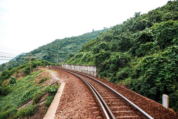 Trước đây ngôi làng vốn bị cô lập, nên không có đường đến, chỉ có thể đến đi bộ đến làng bằng 3 con đường: lên đỉnh đèo Hải Vân rồi đi theo triền núi xuống, đi thuyền từ ngoài vịnh vào và đi xuyên qua hầm tàu hỏa rồi băng qua nhiều km bụi rậm.