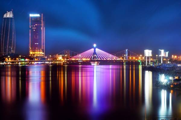 Cầu Quay vẫn ngày ngày chuyển động như là biểu tượng của thành phố trẻ năng động. Đúng 12h đêm, cây cầu từ từ chuyển mình, rời hai bờ để xuôi theo dòng sông, giúp cho tàu thuyền qua lại dễ dàng hơn.