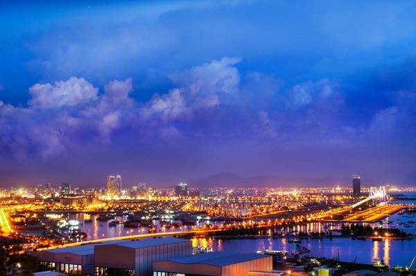 TP Đà Nẵng về đêm với những ánh đèn lấp lánh khoe mình xuống mặt nước tạo nên một bức tranh tuyệt đẹp.