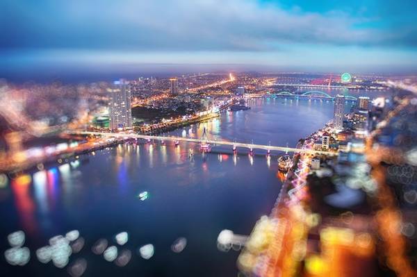 Nhiều nhà cao tầng đua nhau mọc lên hai bên bờ sông Hàn, tạo thêm vẻ đẹp và sức sống của thành phố trẻ.