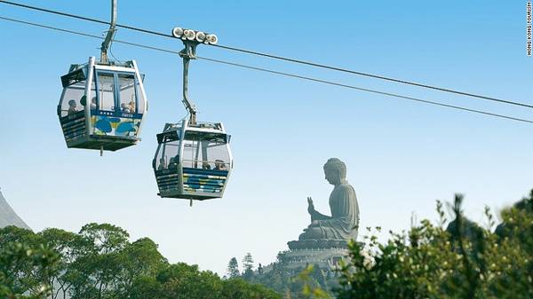 Cáp treo Ngong Ping 360 nằm trên đảo Lantau của Hong Kong có hành trình dài 25 phút đến làng Ngong Ping, nơi tọa lạc tượng Phật bằng đồng Thiên Tân.