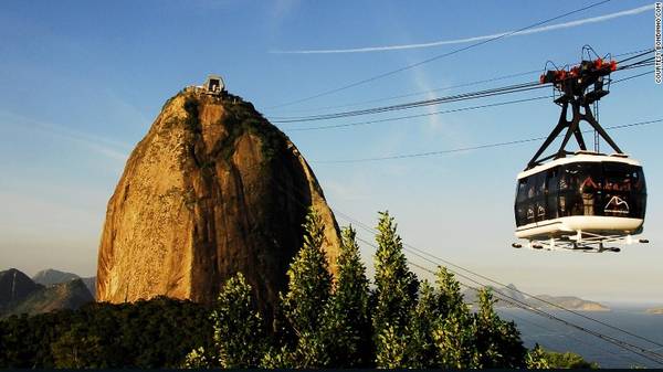 Từ khi được đưa vào sử dụng từ năm 1912, công trình cáp treo Bondinho nối liền đỉnh núi Sugarloaf nổi tiếng và một ngọn đồi bên cạnh đã trở thành một trong những địa điểm du lịch hàng đầu của Brazil.