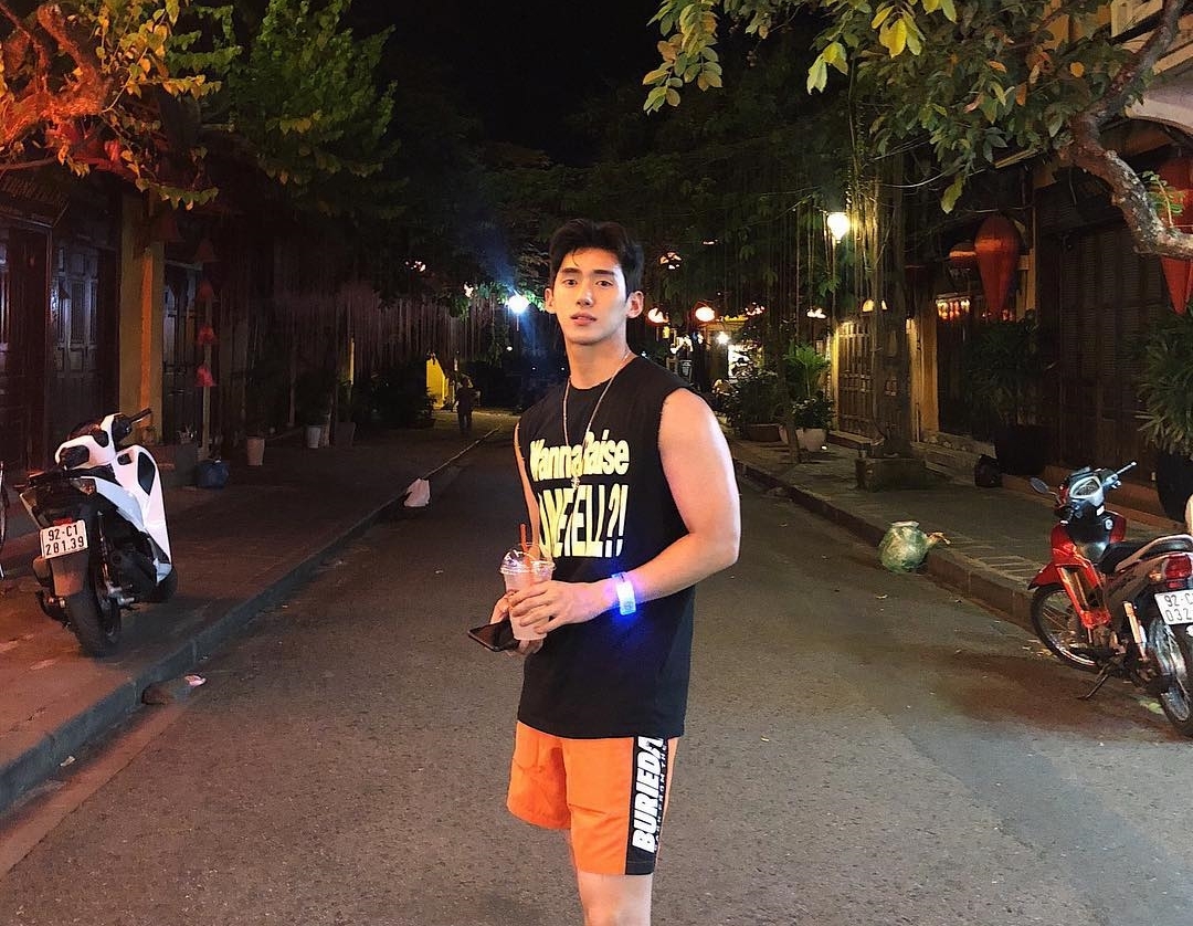 Không chỉ có vẻ điển trai, Han Seungju - hotboy Hàn Quốc - còn sở hữu kênh youtube nhiều lượt subscribe (đăng ký) bằng cách đăng tải các video ASMR (viết tắt của "Autonomous sensory meridian response", tạm dịch là "Phản ứng kích thích cảm giác tự động") với giọng đọc thì thầm giúp người nghe dễ ngủ. Chia sẻ trên instargram về chuyến du lịch Hội An - Đà Nẵng của mình hồi đầu tháng 8, anh chàng cho biết dù thời tiết nóng đến nỗi ăn uống không ngon nhưng phong cảnh khiến anh chắc chắn sẽ quay lại đây lần nữa.