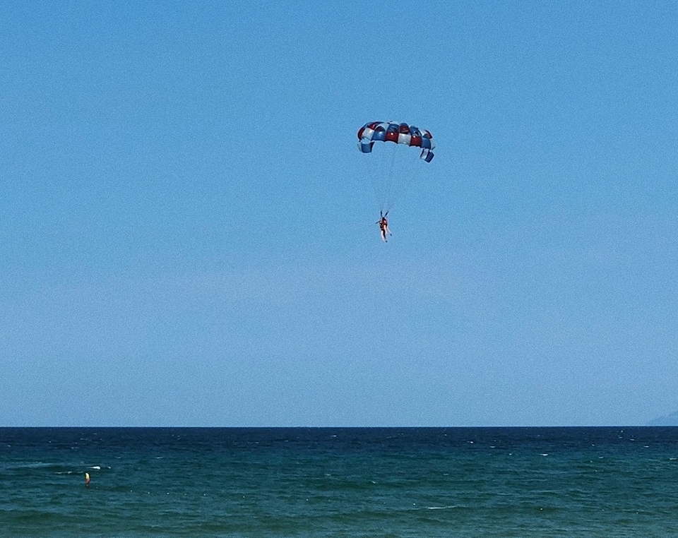 Bên cạnh đó, dù không nằm trong kế hoạch nhưng chàng trai 9x cũng kịp thử trò dù lượn ở bán đảo Sơn Trà (Đà Nẵng) ngắm toàn cảnh biển, núi non từ trên không trung. Vì đang là mùa mưa, kèm với chi phí một lần bay không rẻ (hơn 1 triệu đồng) nên không nhiều người trải nghiệm "món" này.