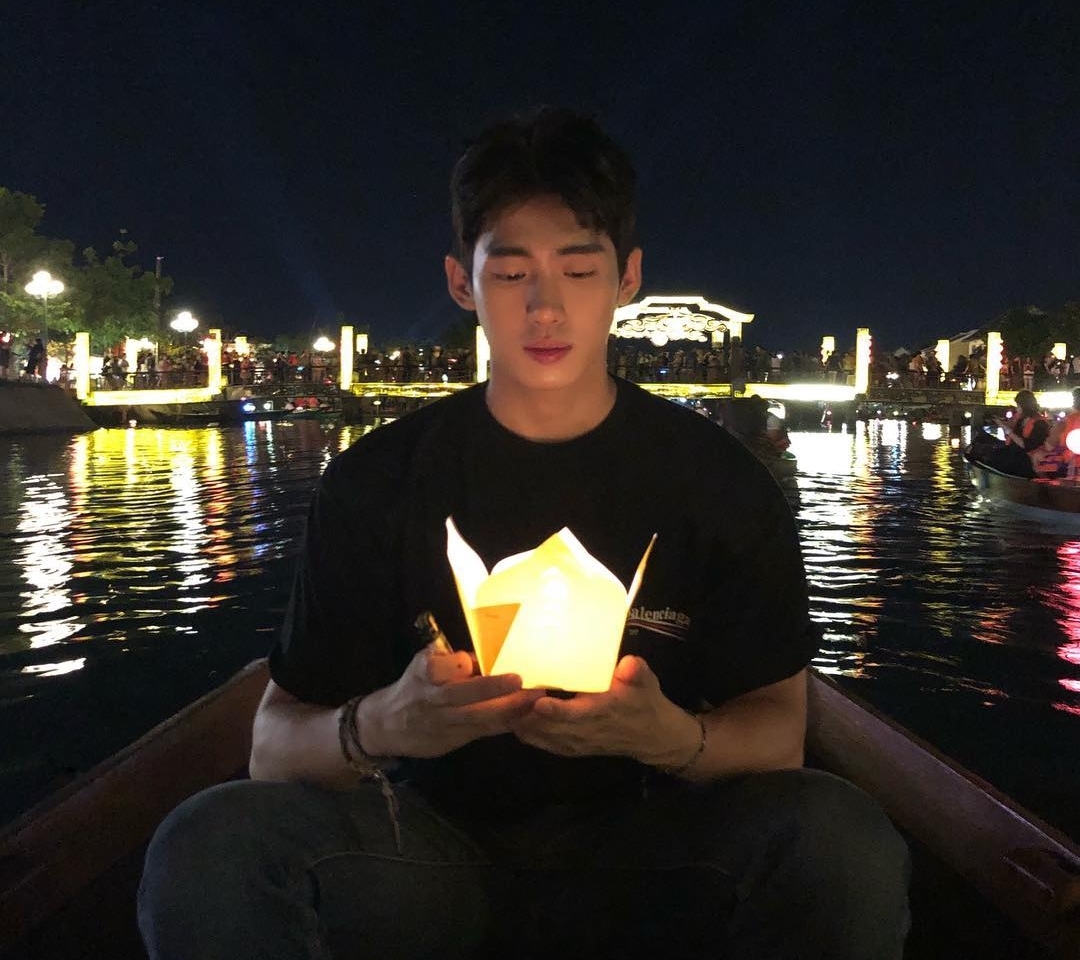 Ngoài dạo phố cổ ban đêm, Seungju còn thả hoa đăng trên sông Hoài, trao gửi điều ước qua ngọn đèn nhỏ. Trước kia, chỉ những dịp lễ rằm thì phố Hội mới tổ chức hoạt động này. Dần dà, nó trở thành nét văn hóa đặc trưng của Hội An mà du khách có thể trải nghiệm hằng đêm.