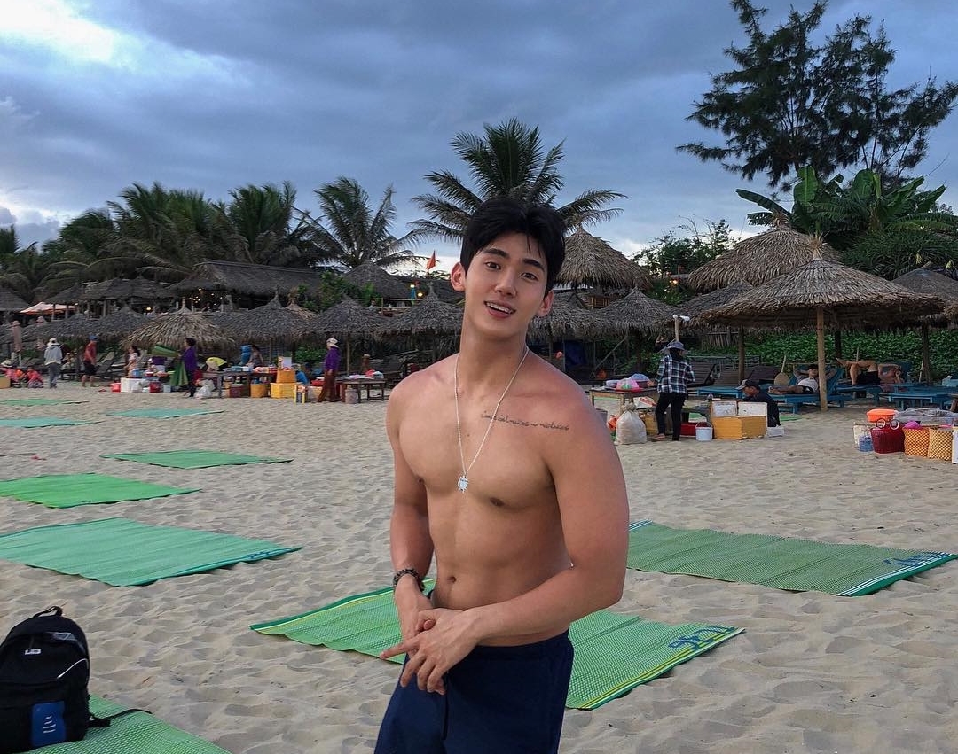 Biển An Bàng lọt vào top 50 bãi biển đẹp nhất hành tinh khiến chàng trai thích thú dù du lịch vào một ngày mưa. Chia sẻ trên trang cá nhân, Seungju nói rằng với anh thì đây là một bãi biển khá kỳ lạ ở Việt Nam bởi du khách phương Tây còn nhiều hơn người châu Á.